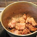 Свиные ребрышки с картошкой в горшочках Как приготовить свиные ребрышки в горшочке